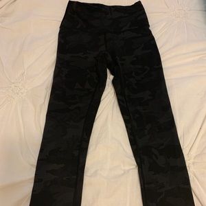 Lulu camo wunder under crop (high rise)